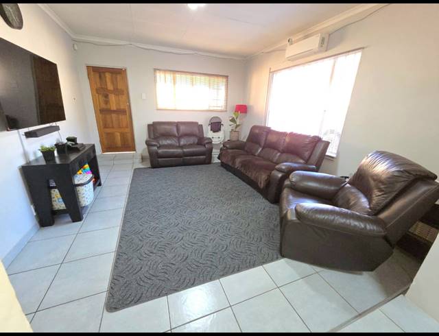3 bed property to rent in VILLIERIA